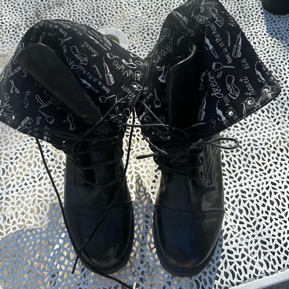 Hairstylist black boots worn 1x size 41 or 10 woman’s fit like 9.5 - Picture 2 of 3